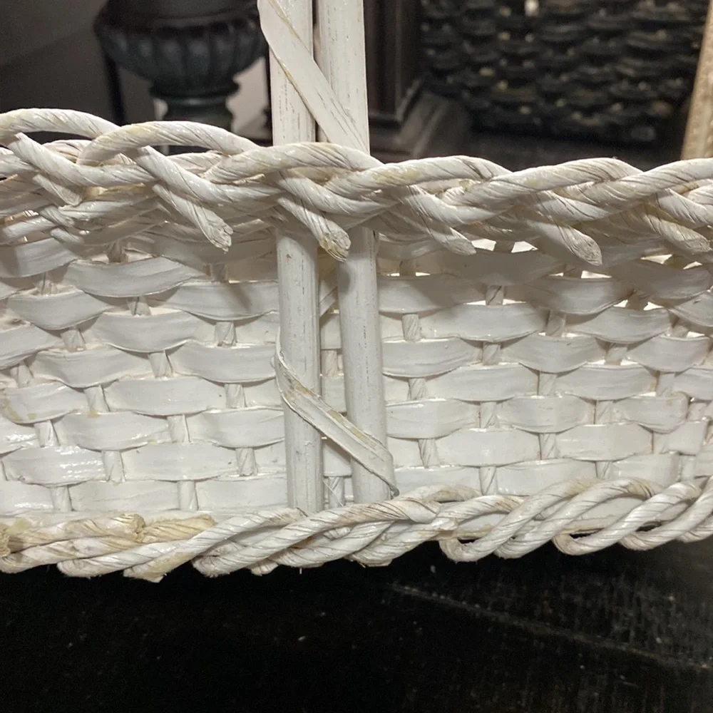 Vintage Unmarked Harry & David White Wicker Basket!